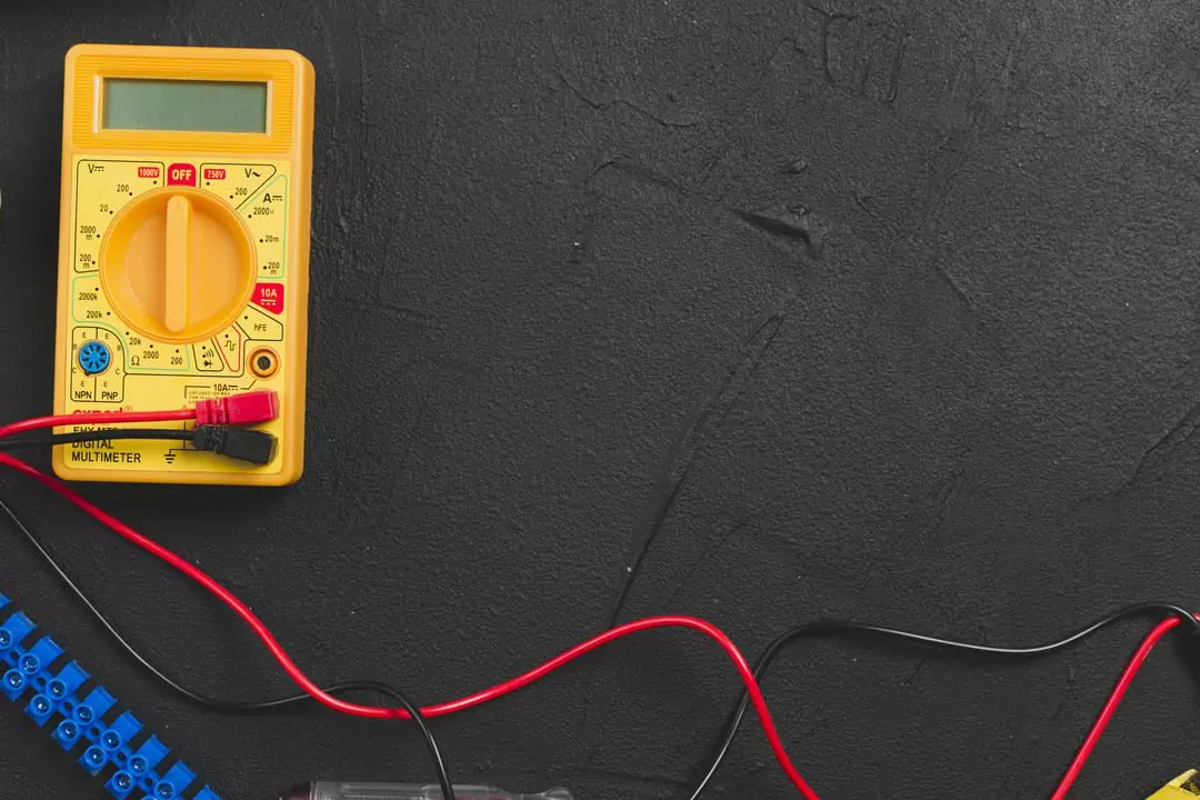 Multímetro utilizado para medir a impedância elétrica.