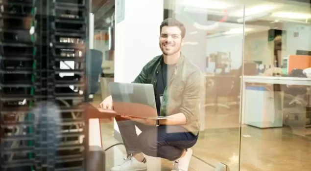 Profissional trabalhando em UPS de energia.