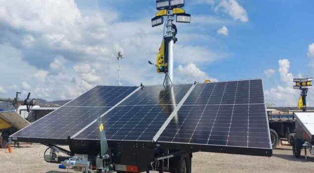 Torre de iluminação é um mastro conectado a geradores móveis com lâmpadas na parte superior.