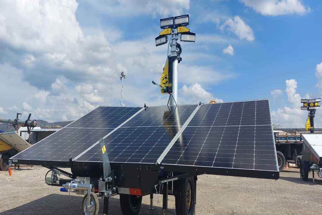 Torre de iluminação é um mastro conectado a geradores móveis com lâmpadas na parte superior.