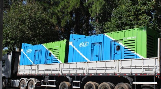 Geradores do Grupo WGL transportados em caminhão para garantir energia sem falhas em operações críticas.