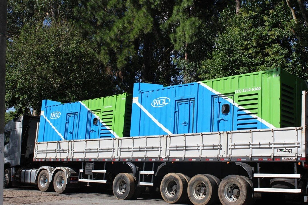 Geradores do Grupo WGL transportados em caminhão para garantir energia sem falhas em operações críticas.