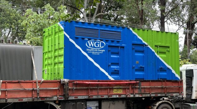 Gerador modular do Grupo WGL transportado em caminhão para garantir energia sem falhas em setores críticos.