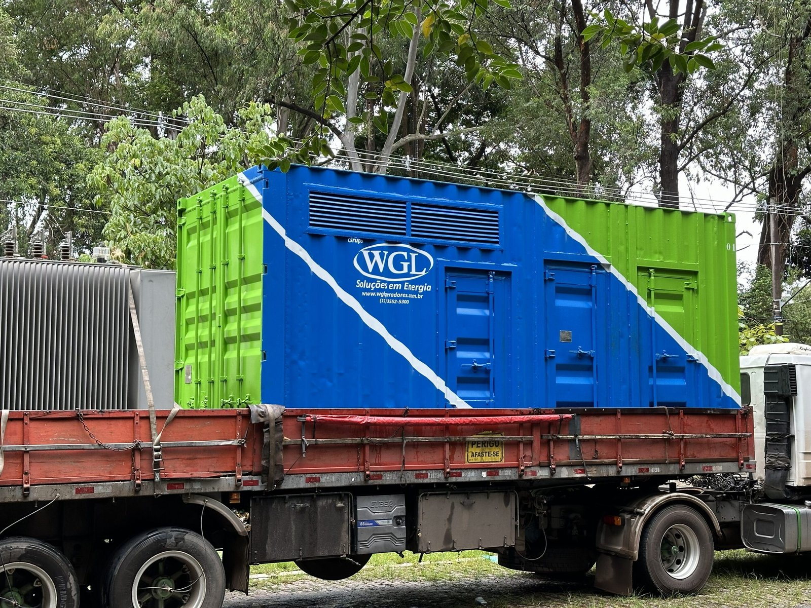 Gerador modular do Grupo WGL transportado em caminhão para garantir energia sem falhas em setores críticos.