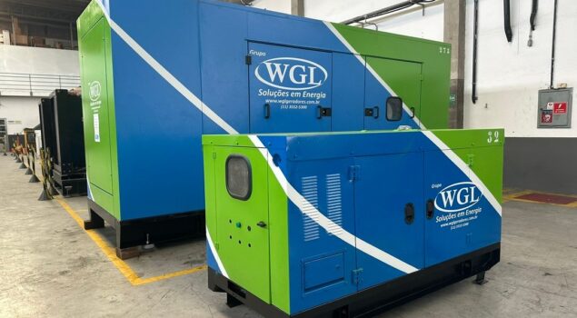Geradores industriais instalados em ambiente interno, ilustrando o impacto de ligar gerador sem engenharia e a importância do planejamento técnico antes da operação.