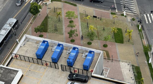 Geradores instalados em área técnica de edifício comercial, representando a importância da manutenção elétrica em shopping center para garantir energia contínua e segurança operacional.