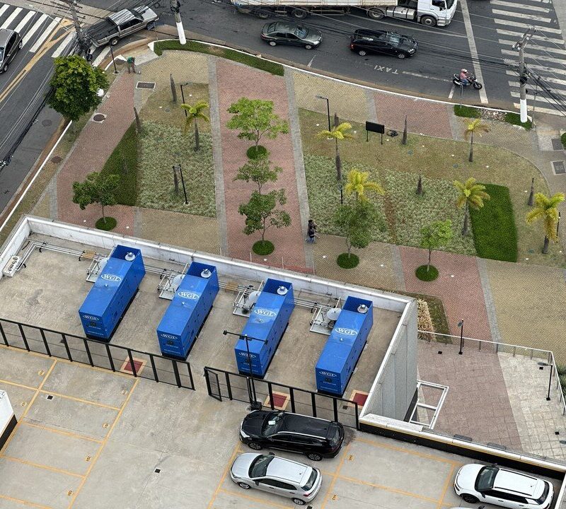 Geradores instalados em área técnica de edifício comercial, representando a importância da manutenção elétrica em shopping center para garantir energia contínua e segurança operacional.