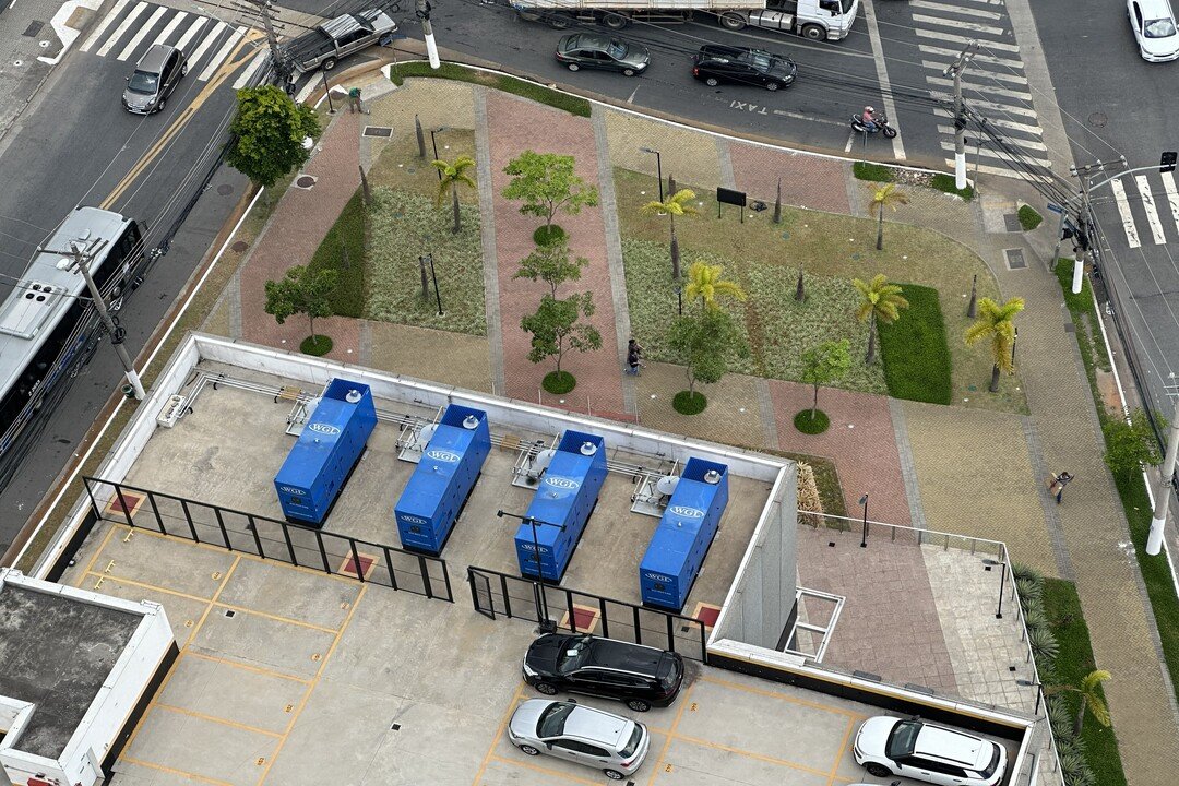 Geradores instalados em área técnica de edifício comercial, representando a importância da manutenção elétrica em shopping center para garantir energia contínua e segurança operacional.