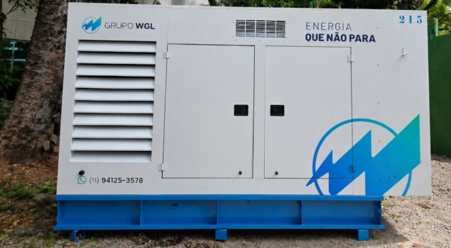 Gerador de energia industrial do Grupo WGL instalado em área externa, com estrutura branca e detalhes em azul.