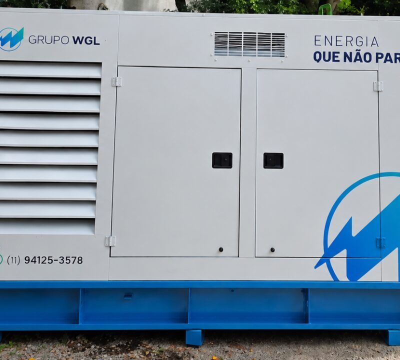 Gerador de energia industrial do Grupo WGL instalado em área externa, com estrutura branca e detalhes em azul.