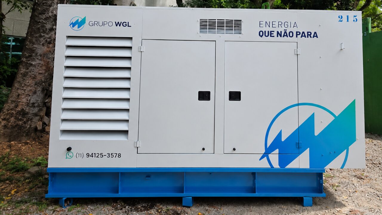 Gerador de energia industrial do Grupo WGL instalado em área externa, com estrutura branca e detalhes em azul.
