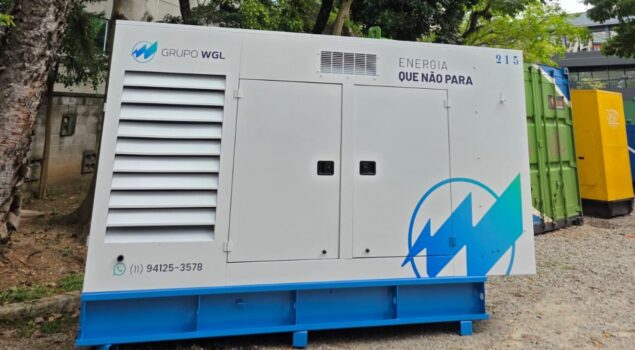 Gerador de energia do Grupo WGL instalado em área externa, com identidade visual da empresa e estrutura pronta para fornecimento de energia.
