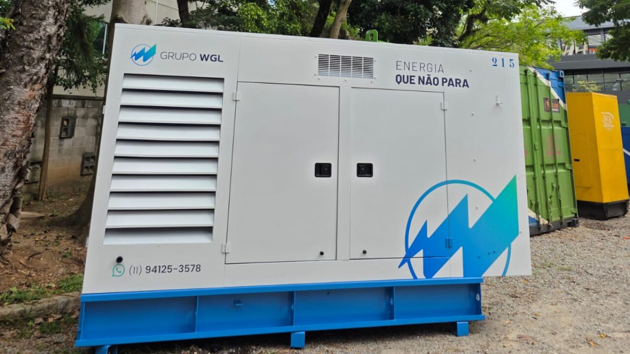 Gerador de energia do Grupo WGL instalado em área externa, com identidade visual da empresa e estrutura pronta para fornecimento de energia.