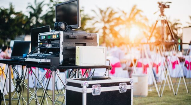 Equipamentos de áudio, vídeo e transmissão instalados para dar suporte técnico a um evento ao ar livre.