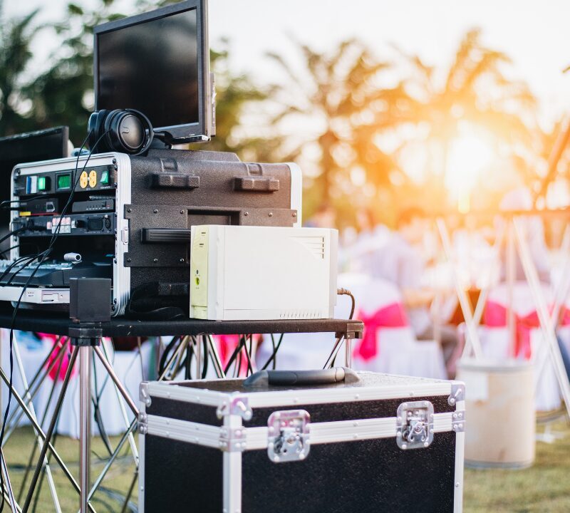 Equipamentos de áudio, vídeo e transmissão instalados para dar suporte técnico a um evento ao ar livre.
